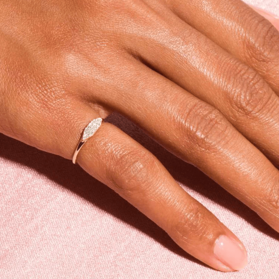 Anello d'oro con zirconia ripetuta